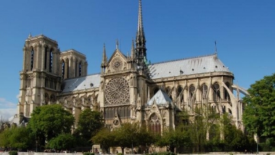 Notre Dame dalla Senna crop 0