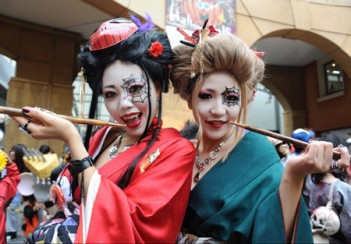 Đất nước chơi trò “biến hình” trong những ngày Halloween.
